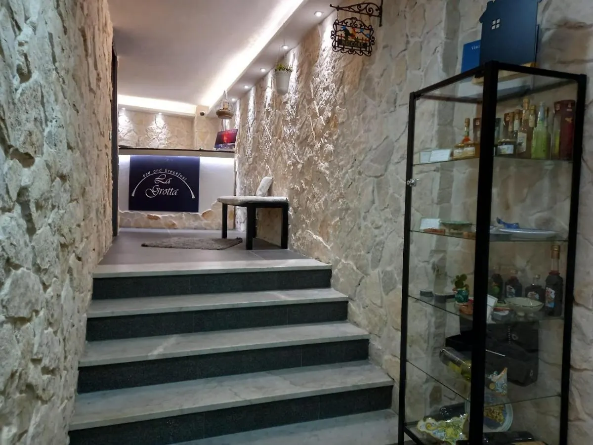 住宿加早餐酒店 B&B La Grotta 尼科洛西