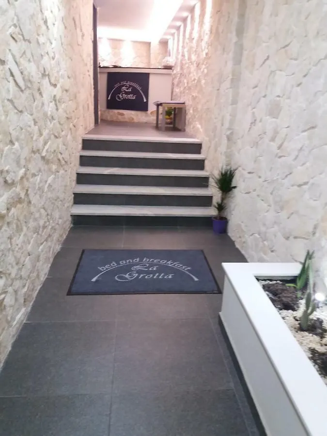 住宿加早餐酒店 B&B La Grotta 尼科洛西